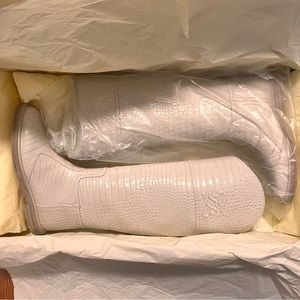 NIB Fendi boots size 35(5)